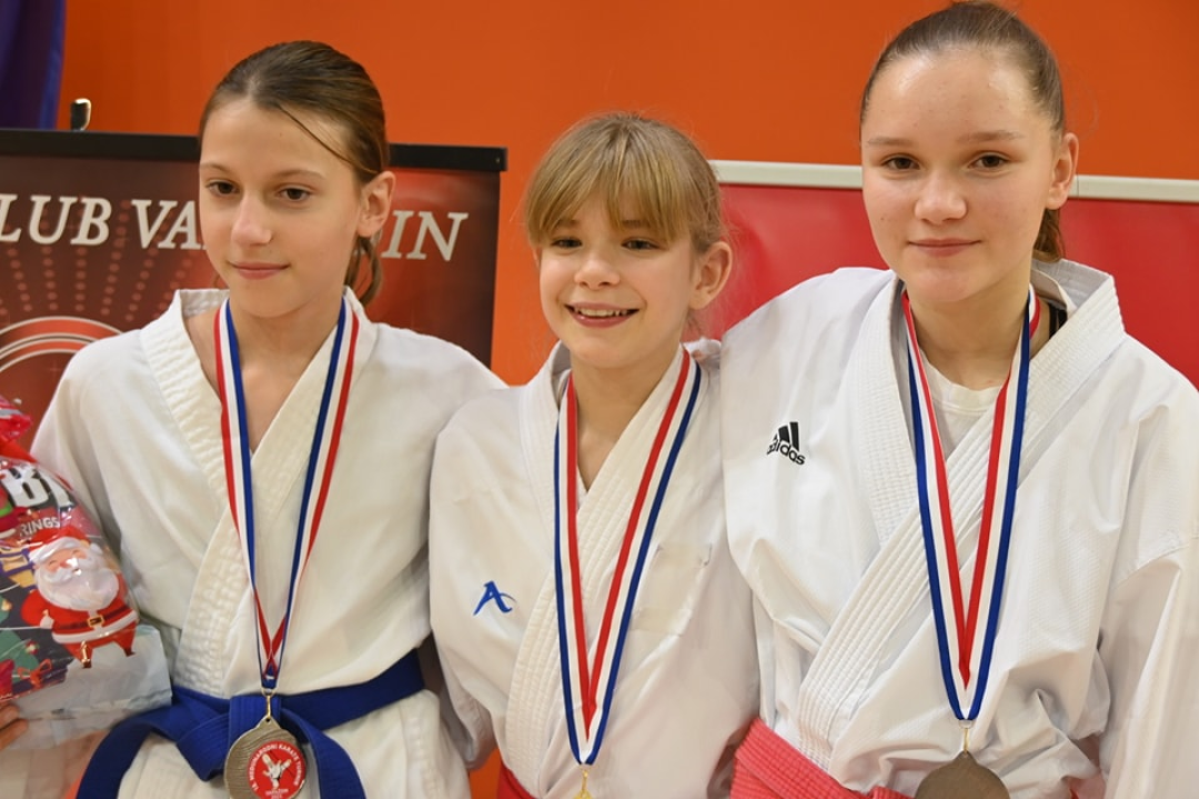 Članovi Karate kluba Okit Vodice na međunarodnom turniru osvojili deset zlata, pet srebra i pet bronci