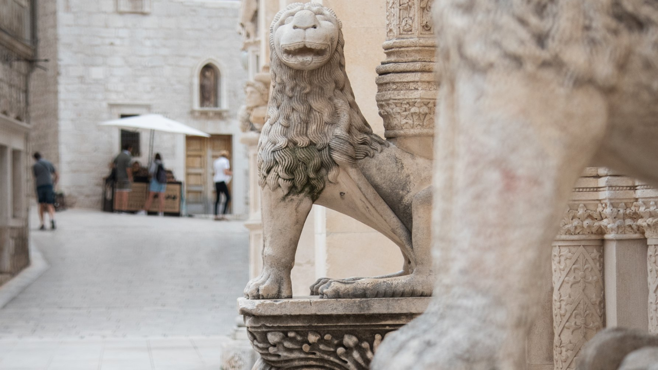 Kraj rata, oduševljenje kamerama, spaljivanje ukrasa i ostali znakovi šibenskog napretka
