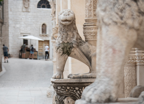 Kraj rata, oduševljenje kamerama, spaljivanje ukrasa i ostali znakovi šibenskog napretka