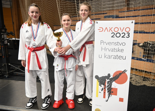 Fotografija 4 - Vodičke karatašice Elin, Gabrijela i Ela viceprvakinje Hrvatske