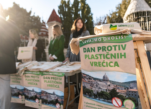Fotografija 2 - Zeleni grad na Poljani podijelio tisuću vrećica: 'Bez plastike ne možemo, ali bez plastičnih vrećica nije teško'