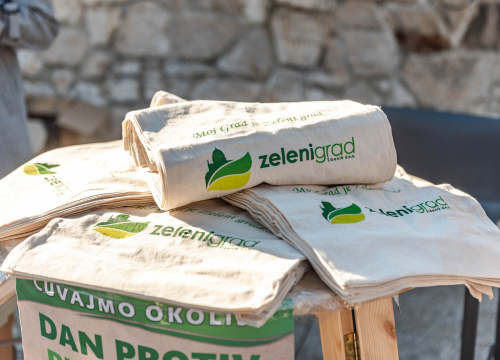 Fotografija 4 - Zeleni grad na Poljani podijelio tisuću vrećica: 'Bez plastike ne možemo, ali bez plastičnih vrećica nije teško'