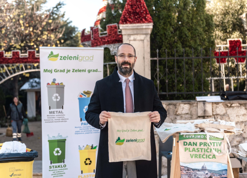 Fotografija 5 - Zeleni grad na Poljani podijelio tisuću vrećica: 'Bez plastike ne možemo, ali bez plastičnih vrećica nije teško'