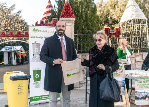 Fotografija 6 - Zeleni grad na Poljani podijelio tisuću vrećica: 'Bez plastike ne možemo, ali bez plastičnih vrećica nije teško'