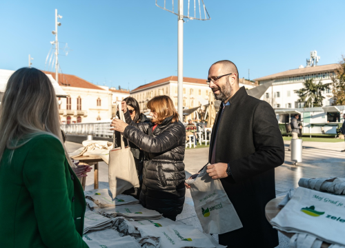 Fotografija 7 - Zeleni grad na Poljani podijelio tisuću vrećica: 'Bez plastike ne možemo, ali bez plastičnih vrećica nije teško'