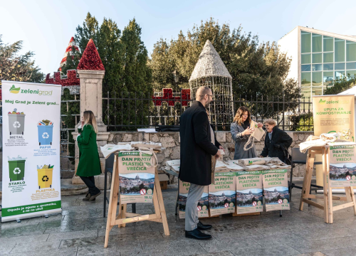 Fotografija 9 - Zeleni grad na Poljani podijelio tisuću vrećica: 'Bez plastike ne možemo, ali bez plastičnih vrećica nije teško'