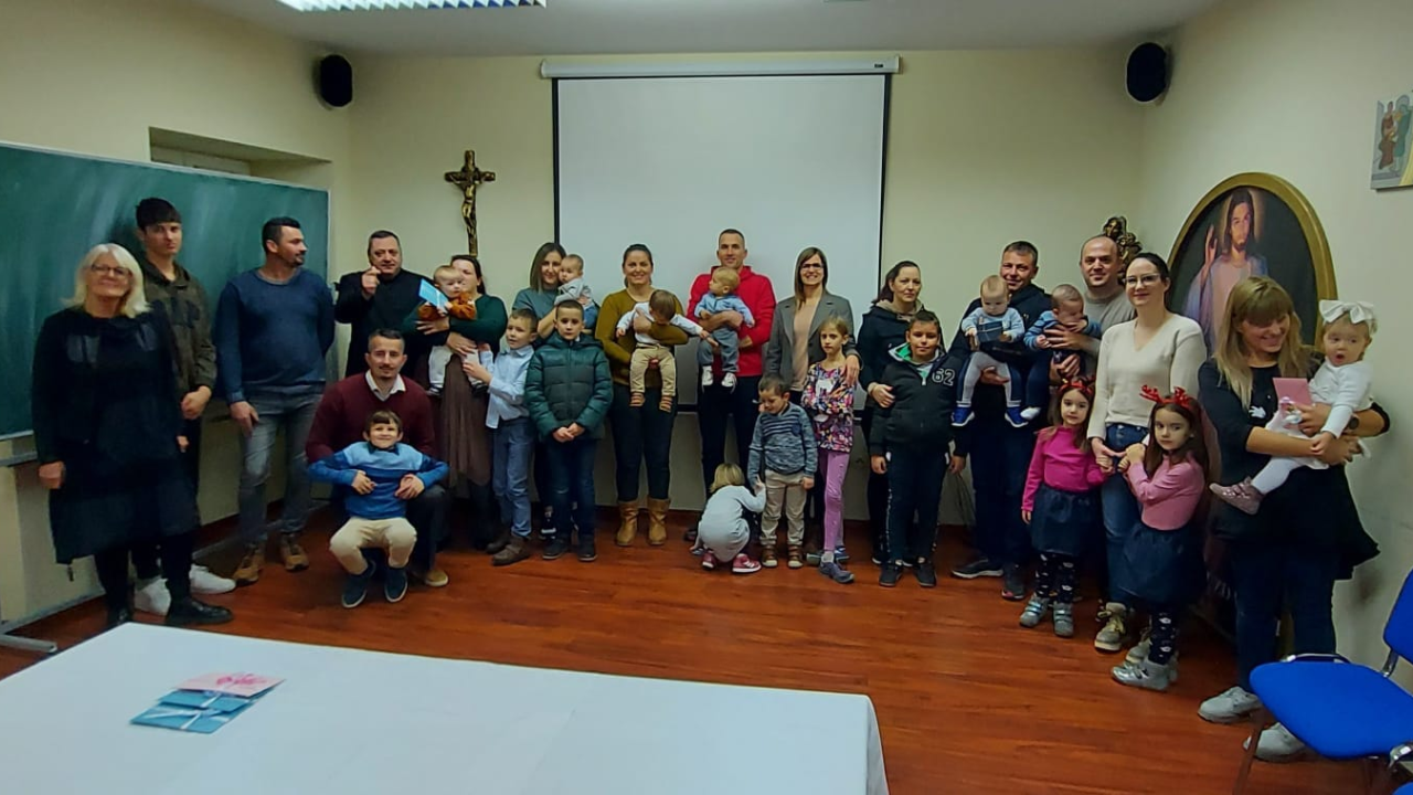 Caritas župe Vodice darivao obitelji s troje i više djece