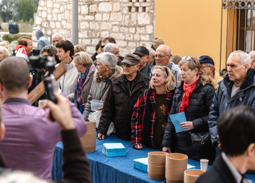 Fotografija 4 - Kod kazališta podijeljeno tisuću porcija bakalara iz mega-teće: Ove godine nije bilo ni stampeda