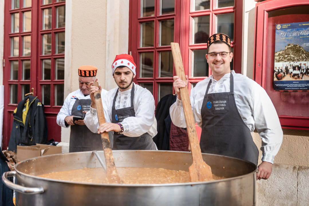 Kod kazališta podijeljeno tisuću porcija bakalara iz mega-teće: Ove godine nije bilo ni stampeda