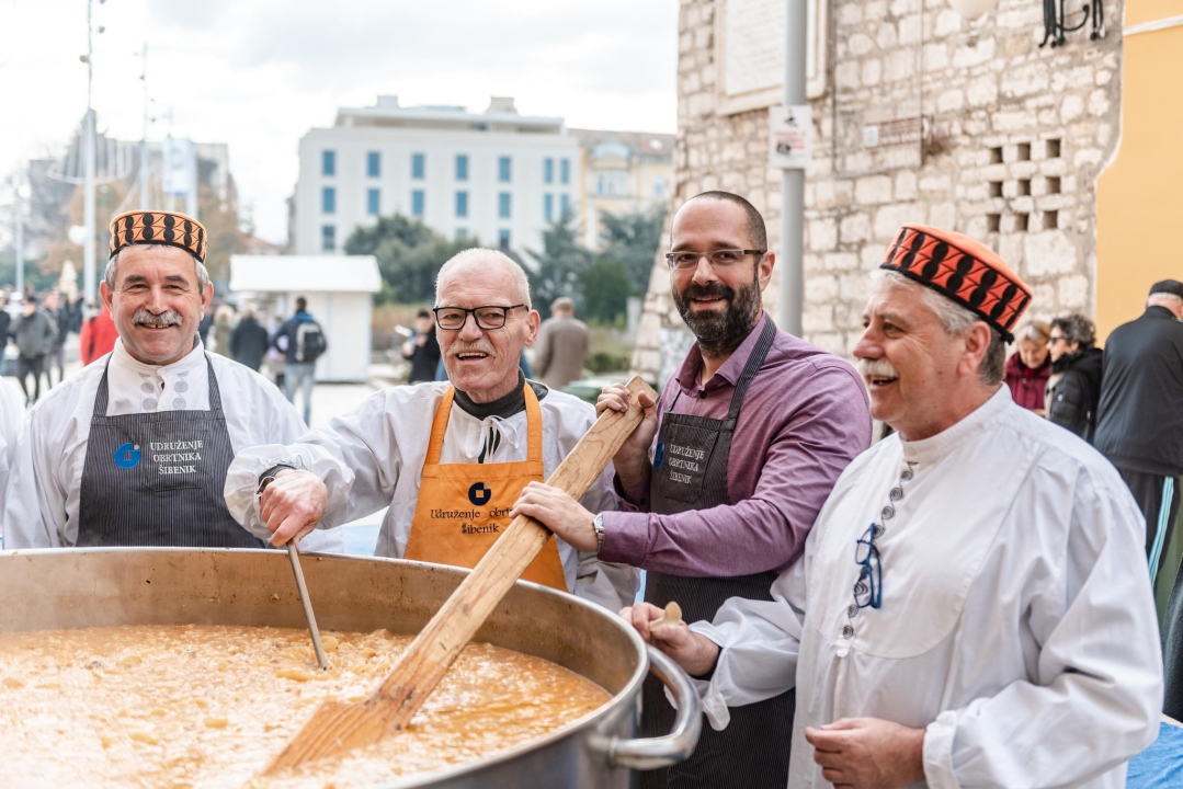 Kod kazališta podijeljeno tisuću porcija bakalara iz mega-teće: Ove godine nije bilo ni stampeda