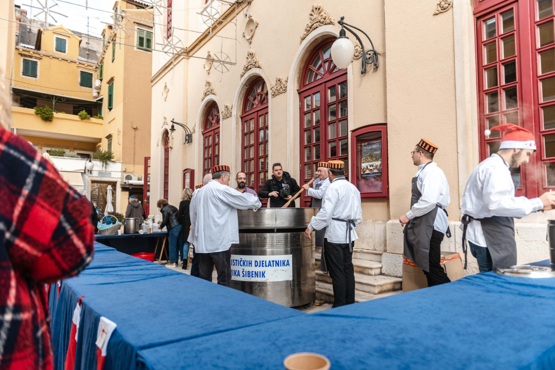 Kod kazališta podijeljeno tisuću porcija bakalara iz mega-teće: Ove godine nije bilo ni stampeda