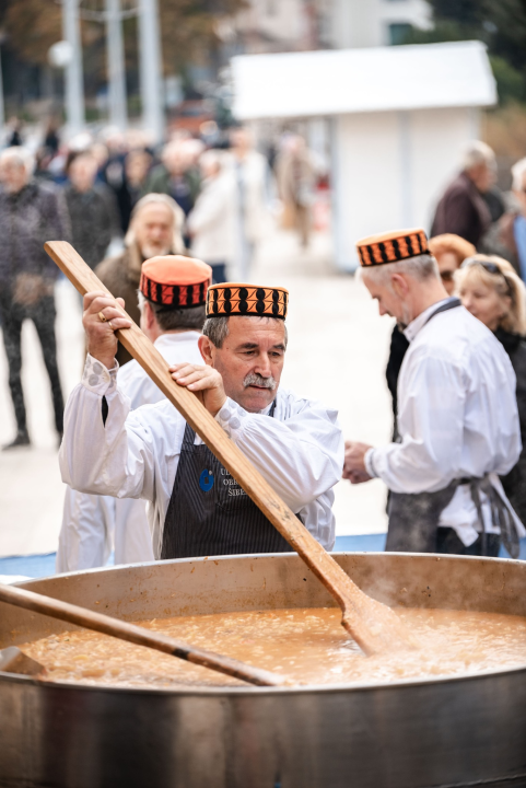 Kod kazališta podijeljeno tisuću porcija bakalara iz mega-teće: Ove godine nije bilo ni stampeda