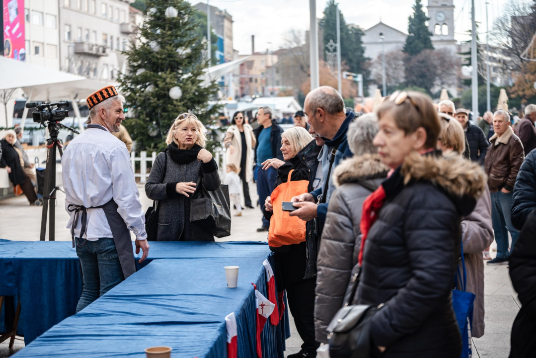 Kod kazališta podijeljeno tisuću porcija bakalara iz mega-teće: Ove godine nije bilo ni stampeda