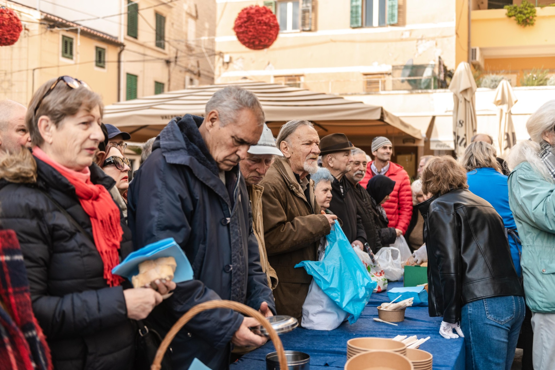 Kod kazališta podijeljeno tisuću porcija bakalara iz mega-teće: Ove godine nije bilo ni stampeda