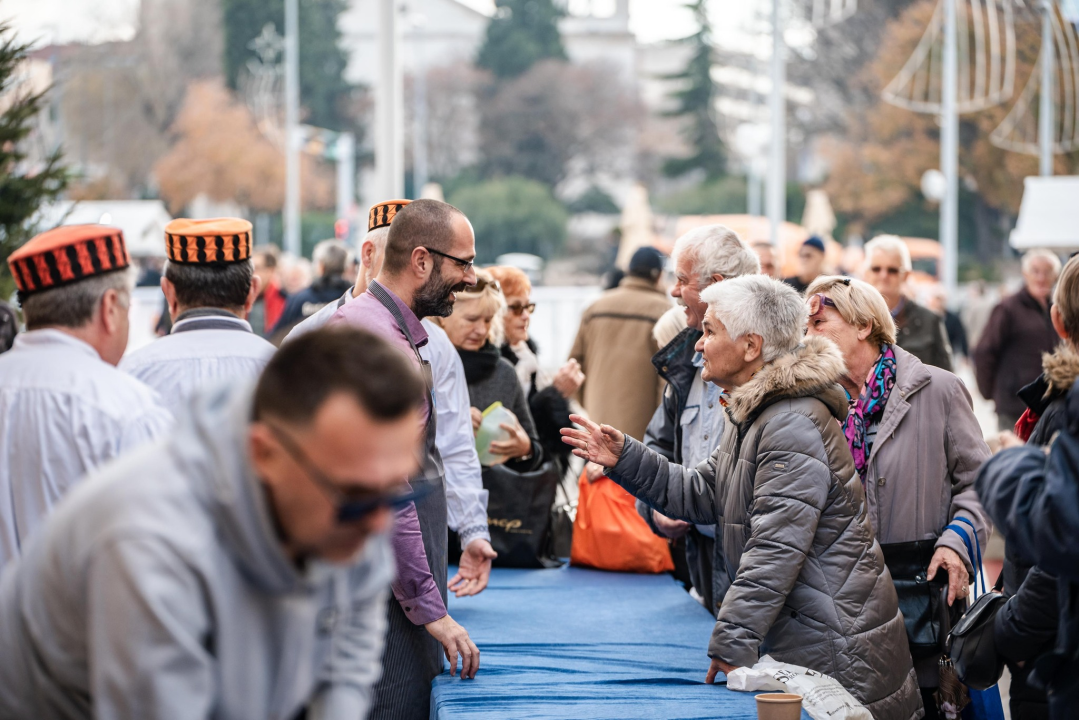 Kod kazališta podijeljeno tisuću porcija bakalara iz mega-teće: Ove godine nije bilo ni stampeda