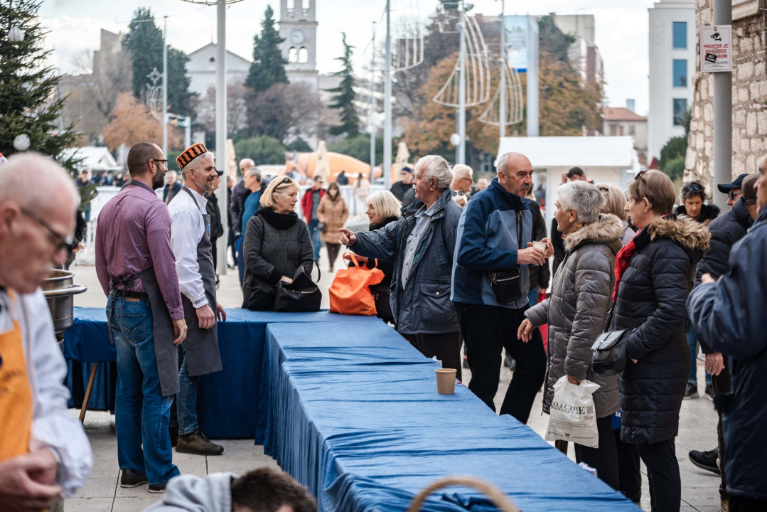 Kod kazališta podijeljeno tisuću porcija bakalara iz mega-teće: Ove godine nije bilo ni stampeda