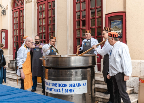 Fotografija 16 - Kod kazališta podijeljeno tisuću porcija bakalara iz mega-teće: Ove godine nije bilo ni stampeda