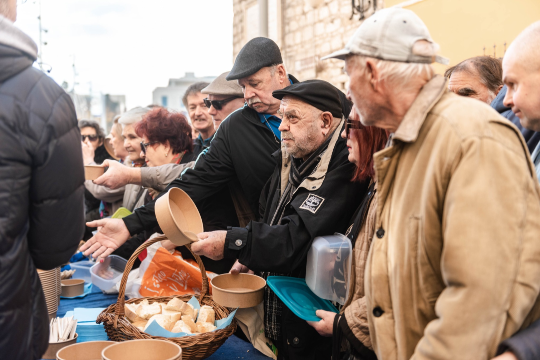 Kod kazališta podijeljeno tisuću porcija bakalara iz mega-teće: Ove godine nije bilo ni stampeda
