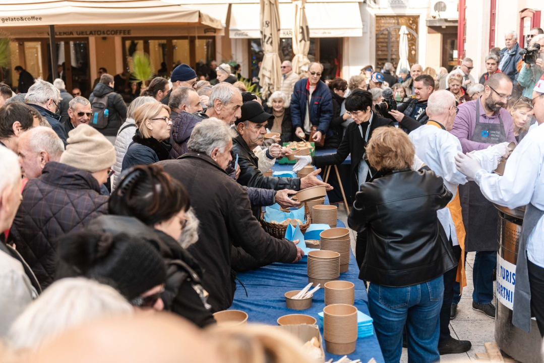 Kod kazališta podijeljeno tisuću porcija bakalara iz mega-teće: Ove godine nije bilo ni stampeda