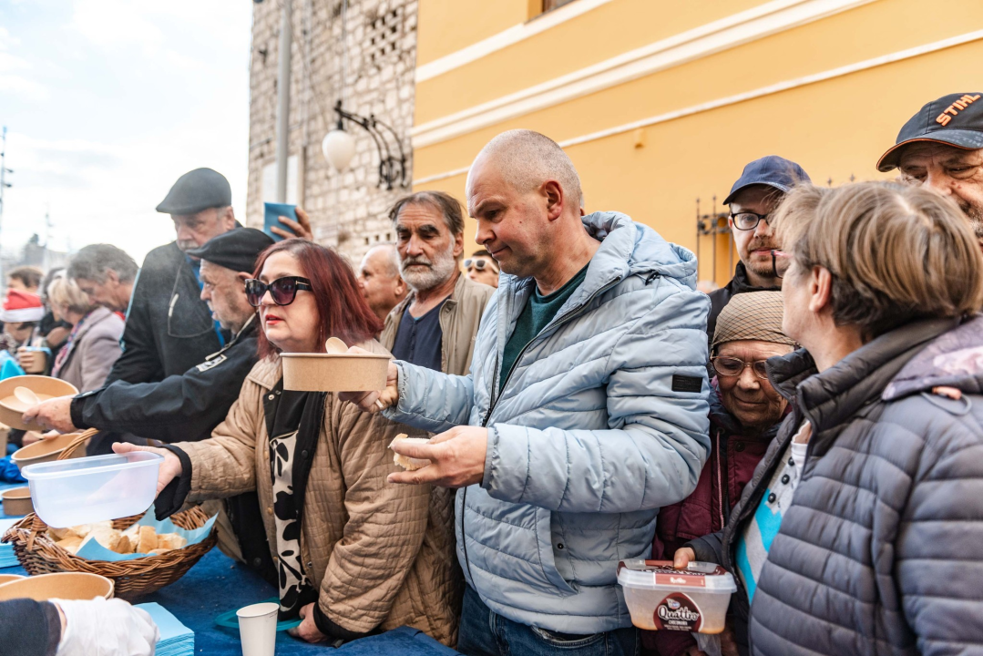 Kod kazališta podijeljeno tisuću porcija bakalara iz mega-teće: Ove godine nije bilo ni stampeda