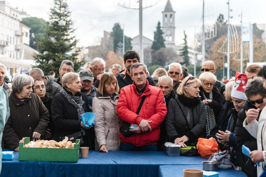 Kod kazališta podijeljeno tisuću porcija bakalara iz mega-teće: Ove godine nije bilo ni stampeda