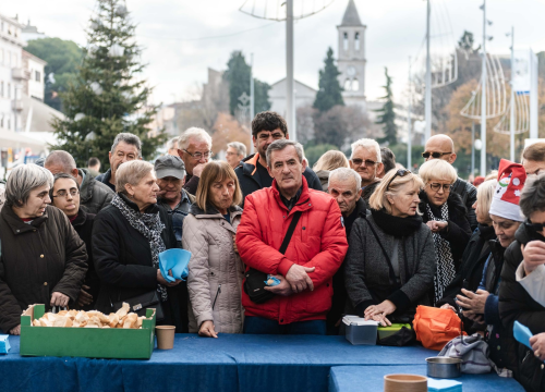 Fotografija 22 - Kod kazališta podijeljeno tisuću porcija bakalara iz mega-teće: Ove godine nije bilo ni stampeda