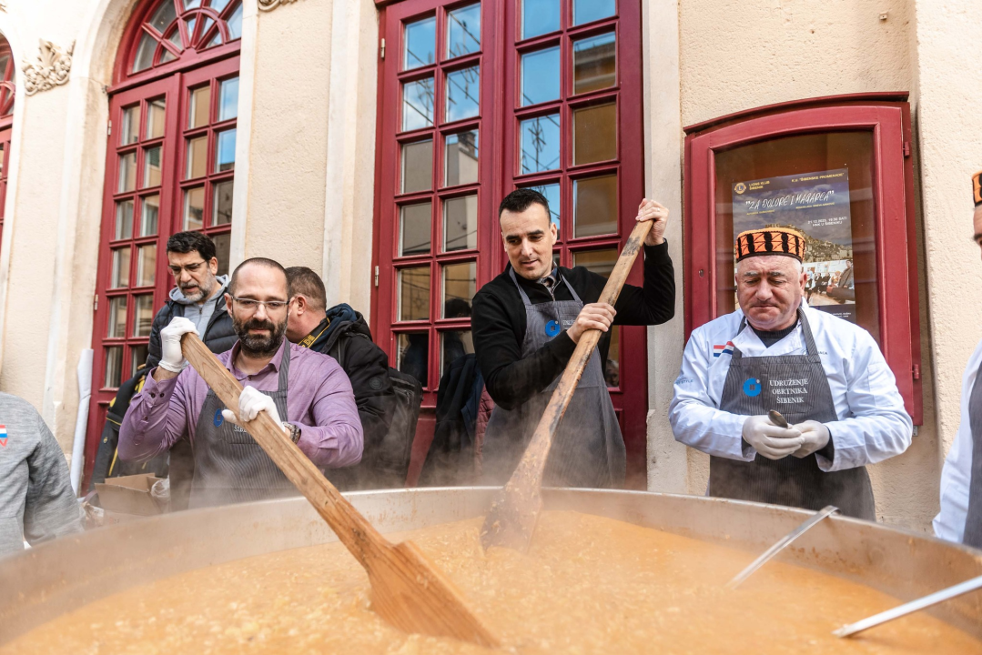 Kod kazališta podijeljeno tisuću porcija bakalara iz mega-teće: Ove godine nije bilo ni stampeda