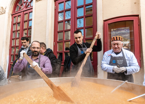 Fotografija 24 - Kod kazališta podijeljeno tisuću porcija bakalara iz mega-teće: Ove godine nije bilo ni stampeda