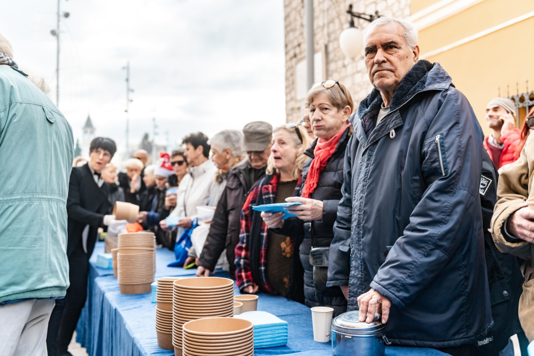 Kod kazališta podijeljeno tisuću porcija bakalara iz mega-teće: Ove godine nije bilo ni stampeda