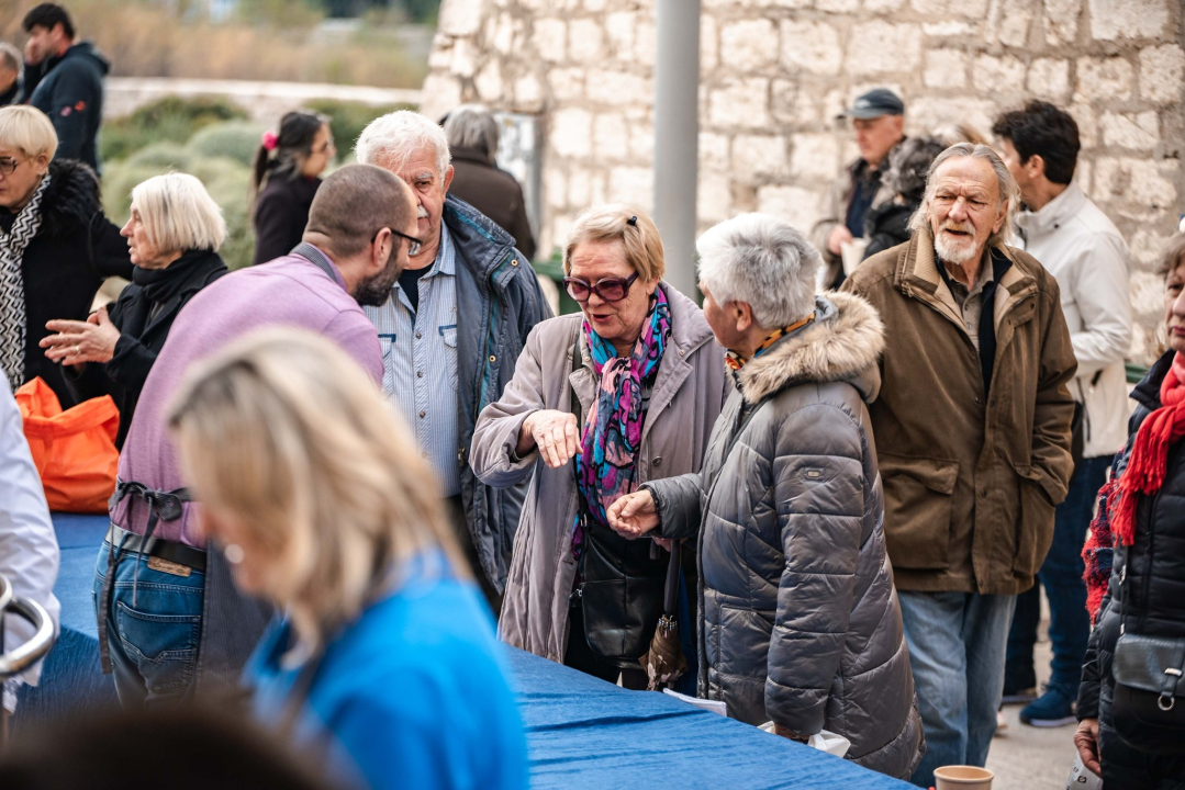 Kod kazališta podijeljeno tisuću porcija bakalara iz mega-teće: Ove godine nije bilo ni stampeda