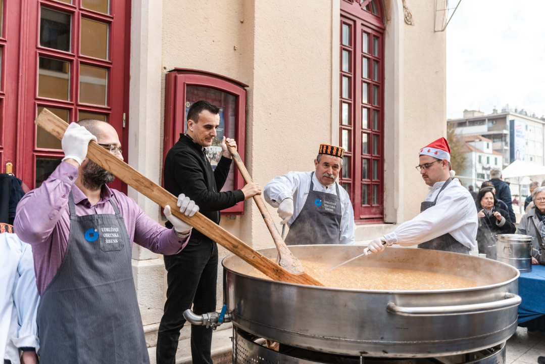 Kod kazališta podijeljeno tisuću porcija bakalara iz mega-teće: Ove godine nije bilo ni stampeda