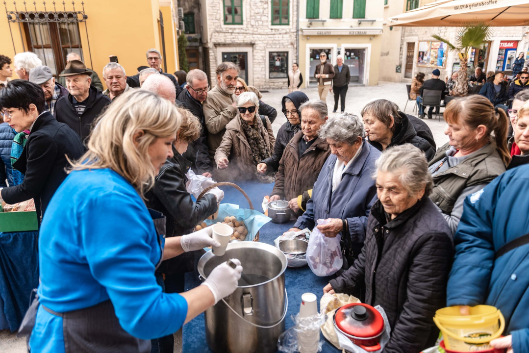 Kod kazališta podijeljeno tisuću porcija bakalara iz mega-teće: Ove godine nije bilo ni stampeda