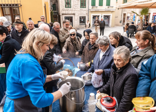 Fotografija 27 - Kod kazališta podijeljeno tisuću porcija bakalara iz mega-teće: Ove godine nije bilo ni stampeda