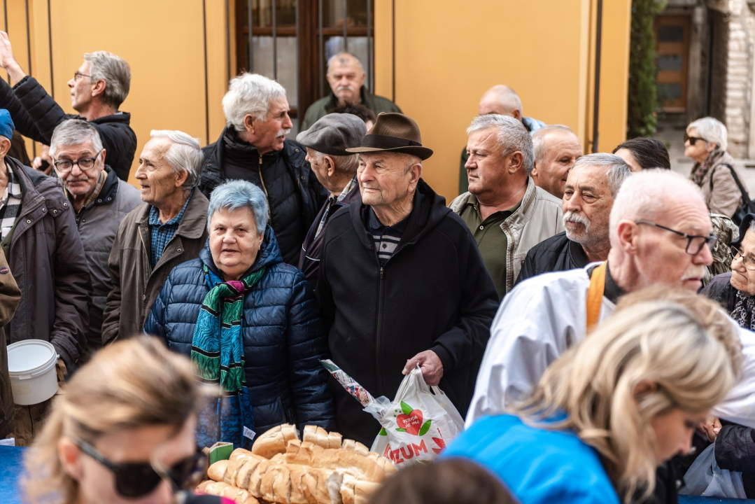 Kod kazališta podijeljeno tisuću porcija bakalara iz mega-teće: Ove godine nije bilo ni stampeda