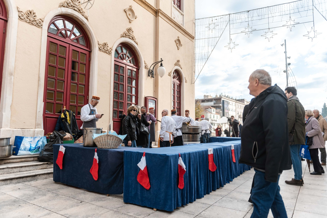 Kod kazališta podijeljeno tisuću porcija bakalara iz mega-teće: Ove godine nije bilo ni stampeda