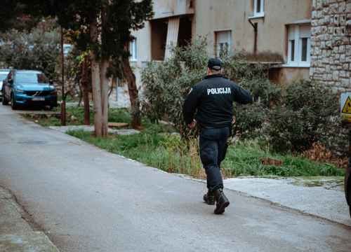 Fotografija 5 - Rano jutros pucnjava na Baldekinu u Ulici Petra Preradovića na križanju s Triglavskom: 'Nije ovo prvi put da prave probleme'