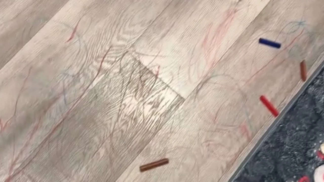 Mama je izazvala raspravu zato što je dala djetetu da crta po podu
