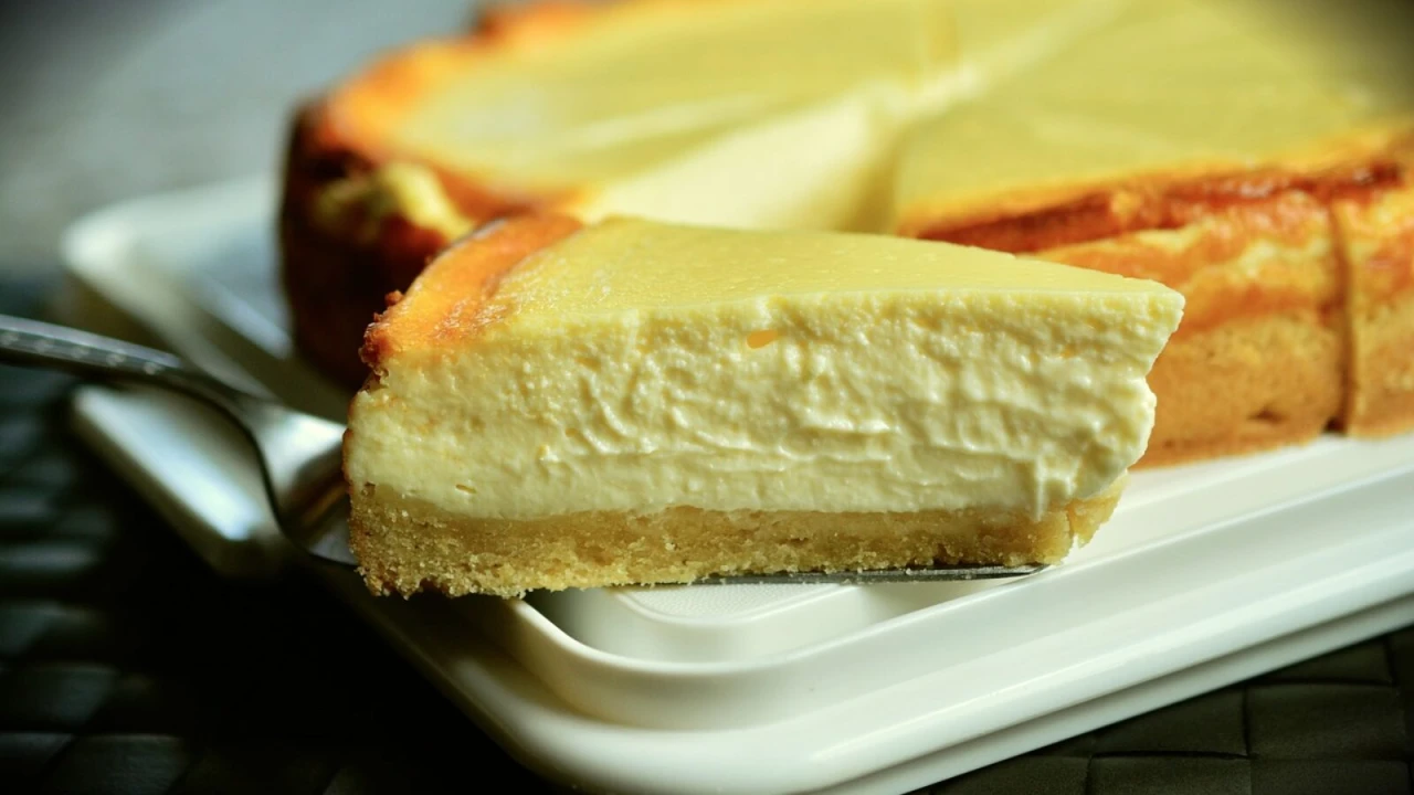 Provalio u kuću da bi ukrao komad torte od sira, sjeo je za stol i jeo