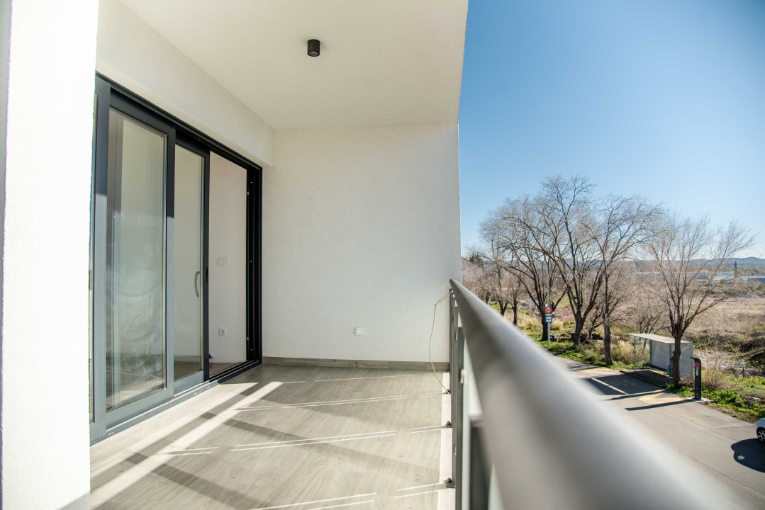 Iznajmljuje se atraktivan i prostran poslovni prostor u Ražinama!