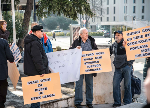 Fotografija 6 - Kaprijani ne odustaju, prosvjedovali ispred gradske uprave: 'Postali smo otok-slučaj radi par usijanih glava'