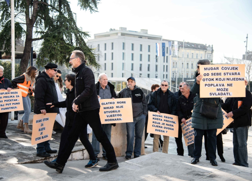 Kaprijani ne odustaju, prosvjedovali ispred gradske uprave: 'Postali smo otok-slučaj radi par usijanih glava'