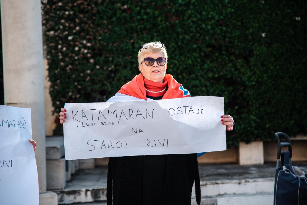 Kaprijani ne odustaju, prosvjedovali ispred gradske uprave: 'Postali smo otok-slučaj radi par usijanih glava'