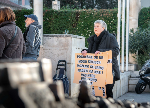 Fotografija 11 - Kaprijani ne odustaju, prosvjedovali ispred gradske uprave: 'Postali smo otok-slučaj radi par usijanih glava'