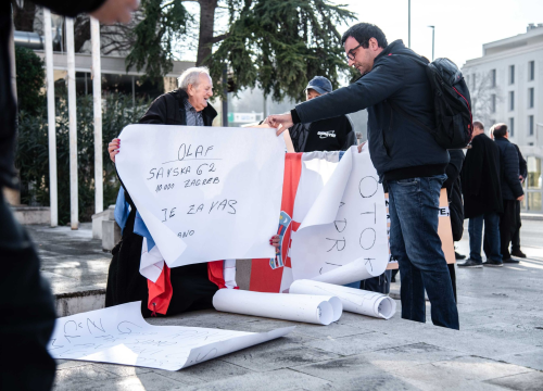 Fotografija 12 - Kaprijani ne odustaju, prosvjedovali ispred gradske uprave: 'Postali smo otok-slučaj radi par usijanih glava'