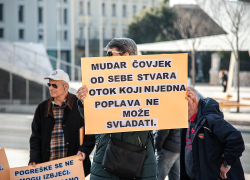 Fotografija 13 - Kaprijani ne odustaju, prosvjedovali ispred gradske uprave: 'Postali smo otok-slučaj radi par usijanih glava'