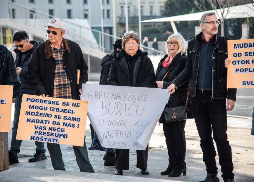 Fotografija 17 - Kaprijani ne odustaju, prosvjedovali ispred gradske uprave: 'Postali smo otok-slučaj radi par usijanih glava'