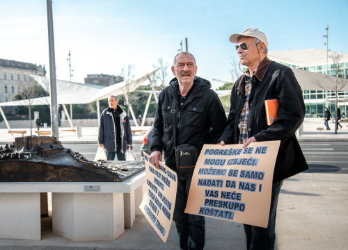 Fotografija 20 - Kaprijani ne odustaju, prosvjedovali ispred gradske uprave: 'Postali smo otok-slučaj radi par usijanih glava'