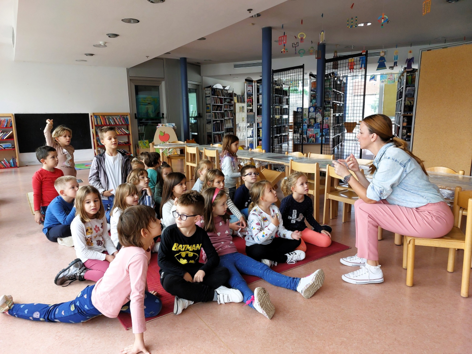 Knjižničarka Marina Šimić jedna je od onih zbog kojih je šibenska Knjižnica djeci ugodno mjesto za učenje i igru