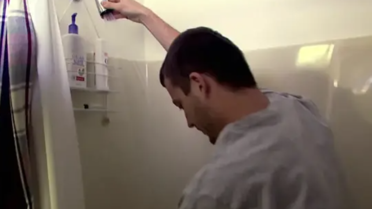 Muškarac tvrdi da nikada ne pere odjeću jer se, logično, tušira u njoj