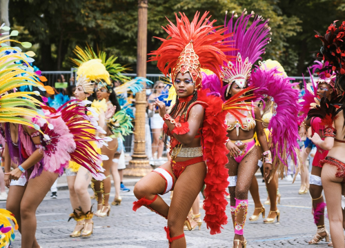 Otvara se karneval u Riju, ove godine pun šljokica i politike